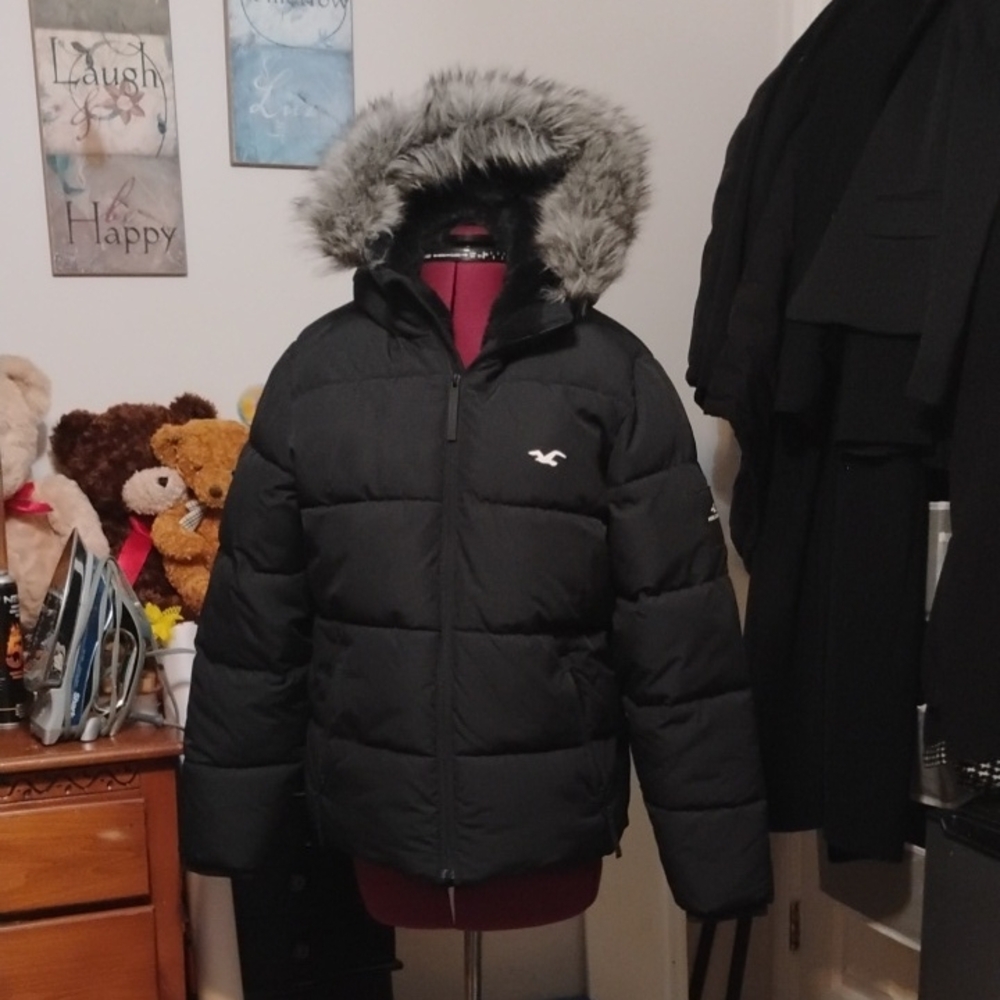 Hollister Black Puffer Jacket with Quilted Design and Faux Fur Hood